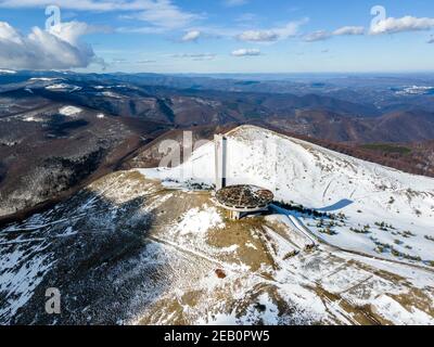 BUZLUDHA, BULGARIE - 24 JANVIER 2021 : Maison commémorative abandonnée du Parti communiste bulgare à Buzludzha Peak, région de Stara Zagora, Bulgarie Banque D'Images