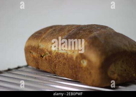 Petit pain de pain cuit maison avec des bandes cassées de rouleaux visibles Banque D'Images