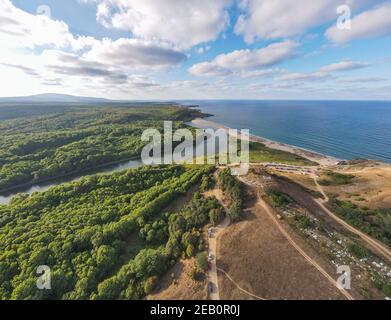 Panorama aérien de la plage à l'embouchure de la rivière Veleka, village de Sinemorets, région des Burgas, Bulgarie Banque D'Images