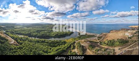 Panorama aérien de la plage à l'embouchure de la rivière Veleka, village de Sinemorets, région des Burgas, Bulgarie Banque D'Images