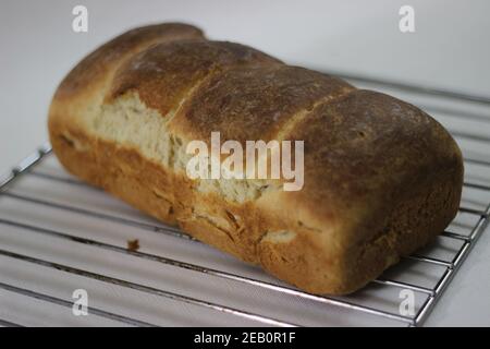 Petit pain de pain cuit maison avec des bandes cassées de rouleaux visibles Banque D'Images