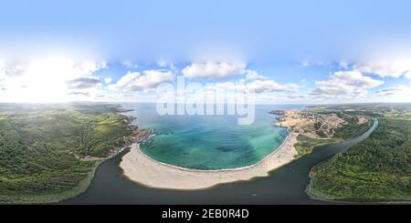 Panorama aérien de la plage à l'embouchure de la rivière Veleka, village de Sinemorets, région des Burgas, Bulgarie Banque D'Images