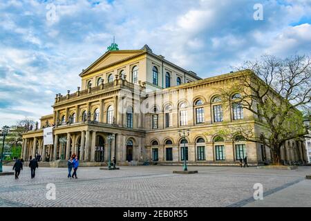 HANOVRE, ALLEMAGNE, le 28 AVRIL 2018 : les gens se promenent devant l'opéra national de Hanovre, en Allemagne Banque D'Images