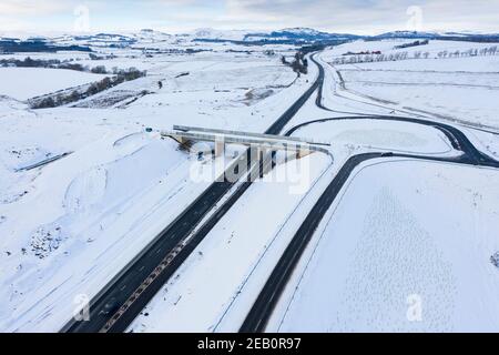 Bankfoot, Perthshire, Écosse, Royaume-Uni. 11 févr. 2021. Vue aérienne du site de construction du projet de modernisation de l'A9 entre Luncarty et le col de Birnam. Cette section de l'A9 sera mise à niveau vers la voie à double voie et devrait être terminée d'ici l'hiver 2021. Le dernier Plan d’investissement dans les infrastructures (PII) du gouvernement écossais ne s’engage pas à terminer le dualling de toute la longueur de l’A9 d’ici 2025 comme prévu à l’origine.Iain Masterton/Alay Live news Banque D'Images