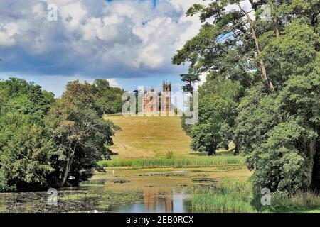 Vue sur le temple gothique de la liberté, conçu par James Gibbs et construit en 1741, National Trust Stowe, Buckinghamshire, Angleterre Banque D'Images