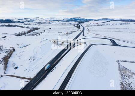 Bankfoot, Perthshire, Écosse, Royaume-Uni. 11 févr. 2021. Vue aérienne du site de construction du projet de modernisation de l'A9 entre Luncarty et le col de Birnam. Cette section de l'A9 sera mise à niveau vers la voie à double voie et devrait être terminée d'ici l'hiver 2021. Le dernier Plan d’investissement dans les infrastructures (PII) du gouvernement écossais ne s’engage pas à terminer le dualling de toute la longueur de l’A9 d’ici 2025 comme prévu à l’origine.Iain Masterton/Alay Live news Banque D'Images