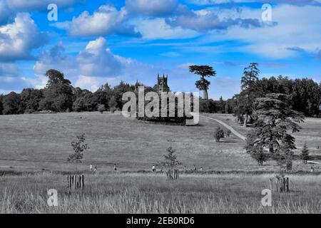 Vue sur le temple gothique de la liberté, conçu par James Gibbs et construit en 1741, National Trust Stowe, Buckinghamshire, Angleterre Banque D'Images