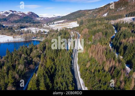 Pitlochry, Perthshire, Écosse, Royaume-Uni. 11 févr. 2021. Vue aérienne de la section à chaussée unique de l'A9 à Pitlochry. Le dernier Plan d’investissement dans les infrastructures (PII) du gouvernement écossais ne s’engage pas à terminer la composition de l’A9 d’ici 2025, comme prévu initialement. Iain Masterton/Alamy Live News Banque D'Images