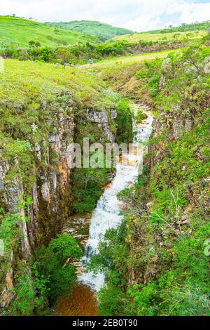 Petites cascades avant les cascades des Canyons de Furnas à Capitólio MG, Brésil. Banque D'Images