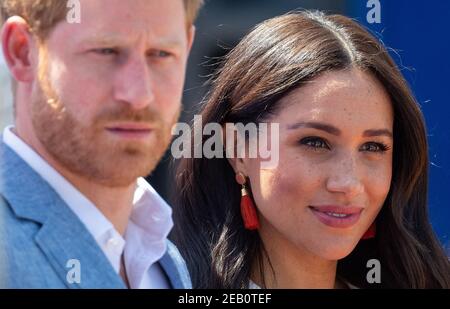 Photo du dossier datée du 02/10/19 du duc et de la duchesse de Sussex lors d'une visite dans la commune de Tembisa à Johannesburg. La duchesse de Sussex a salué dimanche une "victoire globale" dans sa réclamation de confidentialité de la haute Cour contre le Mail au sujet de la publication d'une lettre manuscrite "personnelle et privée" à son ancien père. Date d'émission : jeudi 11 février 2021. Banque D'Images