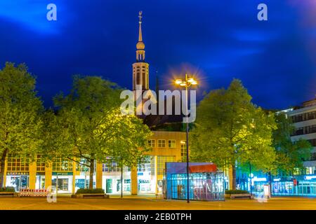 DORTMUND, ALLEMAGNE, 30 AVRIL 2018 : vue nocturne de l'église Saint Johannes à Dortmund, Allemagne Banque D'Images