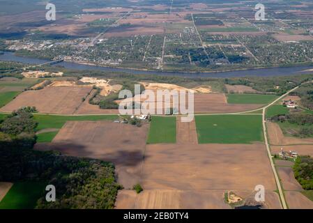 Vue aérienne de Sauk Prairie/Prairie du sac/Sauk City, comté de Sauk, Wisconsin, avec la rivière Wisconsin traversant la photo. Banque D'Images