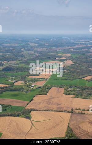 Vue aérienne des terres agricoles et de la campagne dans le comté rural de Dane, Wisconsin, au nord de Cross Plains, lors d'une belle journée de printemps. Banque D'Images