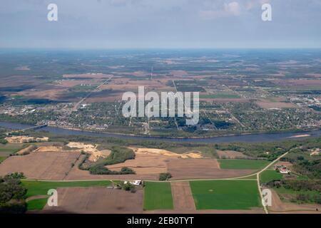 Vue aérienne de Sauk Prairie/Prairie du sac/Sauk City, comté de Sauk, Wisconsin, avec la rivière Wisconsin traversant la photo. Banque D'Images