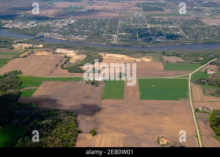 Vue aérienne de Sauk Prairie/Prairie du sac/Sauk City, comté de Sauk, Wisconsin, avec la rivière Wisconsin traversant la photo. Banque D'Images