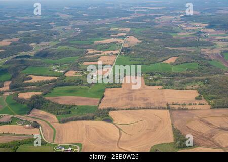 Vue aérienne des terres agricoles et de la campagne dans le comté rural de Dane, Wisconsin, au nord de Cross Plains, lors d'une belle journée de printemps. Banque D'Images