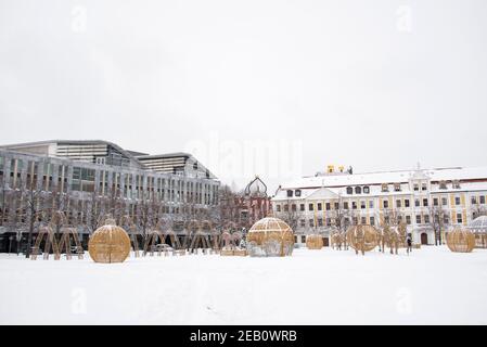 Magdebourg, Allemagne. 09e février 2021. Une vue rare. La place de la cathédrale de Magdeburg avec le Parlement de l'État de Saxe-Anhalt, la maison Hundertwasser 'Citadelle verte' et la banque Norddeutsche Landesbank est recouverte de neige profonde. Credit: Stephan Schulz/dpa-Zentralbild/ZB/dpa/Alay Live News Banque D'Images