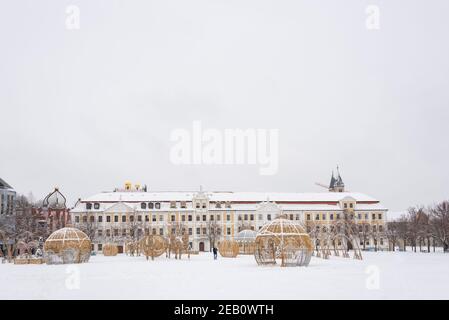 Magdebourg, Allemagne. 09e février 2021. Une vue rare. La place de la cathédrale de Magdebourg avec le Parlement de l'État de Saxe-Anhalt est couverte de neige profonde. Credit: Stephan Schulz/dpa-Zentralbild/ZB/dpa/Alay Live News Banque D'Images