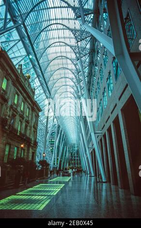 1995 éclairage sous le plancher à Brookfield place au centre-ville de Toronto, où l'atrium ou Allen Lambert Galleria, parfois décrit comme la « cathédrale de commerce en cristal », conçue par l'architecte espagnol Santiago Calatrava qui relie Bay Street à Sam Pollock Square. Centre-ville de Toronto, Ontario, Canada Banque D'Images