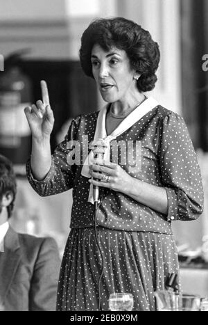 ST ALBANS - ANGLETERRE 89: Edwina Currie donne un discours à Sopret House, St Albans, Hertfordshire, Angleterre en 1989. Photo de Gary Mitchell Banque D'Images