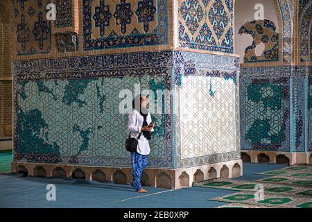 Une touriste occidentale respectueuse portant un foulard visite de la Mosquée bleue du XVe siècle / Masjed-e Kabūd à Tabriz, province de l'Azerbaïdjan oriental, Iran Banque D'Images