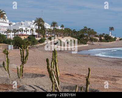 La plage et les bâtiments blanchis à la chaux de Mojacar dans le Province d'Almeria Andalousie Espagne Banque D'Images