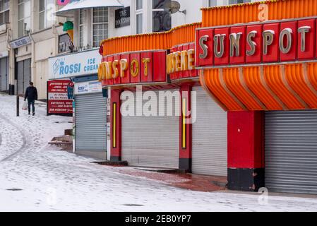 Arcade de divertissement Sunspot à Southend on Sea, Essex, Royaume-Uni, avec la neige de Storm Darcy. Fermé, fermé, pendant le verrouillage de COVID 19. Économie d'affaires de bord de mer Banque D'Images