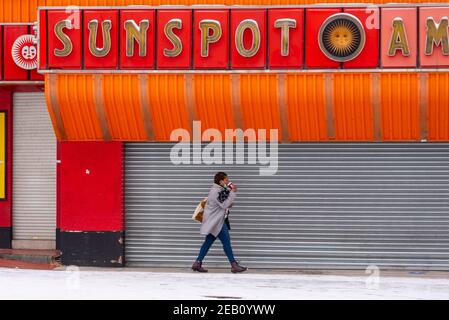 Arcade de divertissement Sunspot à Southend on Sea, Essex, Royaume-Uni, avec la neige de Storm Darcy. Fermé, fermé, pendant le verrouillage de COVID 19. Économie d'affaires de bord de mer Banque D'Images