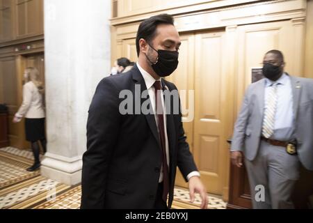 Washington, États-Unis. 11 février 2021. LE représentant Joaquin Castro, responsable de la destitution de la Maison DES ÉTATS-UNIS, arrive le troisième jour du deuxième procès de destitution au Capitole à Washington, DC, le jeudi 11 février 2021. Des arguments seront présentés aujourd’hui dans le procès de destitution de l’ancien président Donald Trump. Photo de piscine par Michael ReynoldsUPI crédit: UPI/Alay Live News Banque D'Images