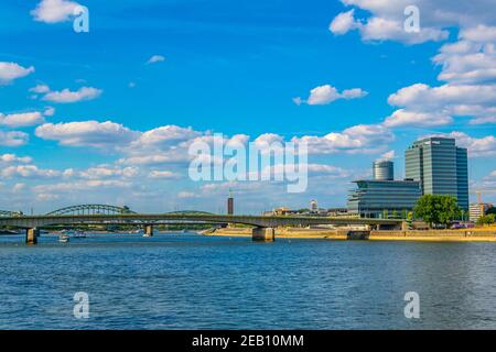 COLOGNE, ALLEMAGNE, 11 AOÛT 2018 : quai Kennedy à Cologne, Allemagne Banque D'Images