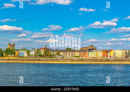 COLOGNE, ALLEMAGNE, 11 AOÛT 2018 : quai Kennedy à Cologne, Allemagne Banque D'Images