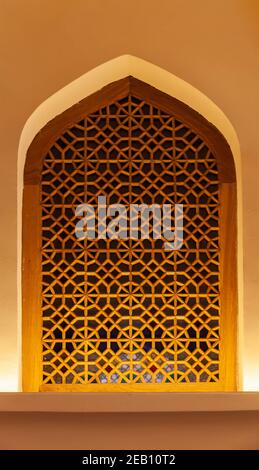 Ancienne fenêtre à motifs géométriques arabes, verre coloré dans un cadre en bois Banque D'Images