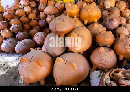 Des bancs de piggy en argile dans une usine de céramique traditionnelle dans la belle petite ville de Raquira en Colombie. Ville des pots Banque D'Images