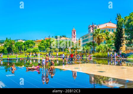 NICE, FRANCE, 11 JUIN 2017 : les enfants jouent à l'intérieur d'une fontaine à la promenade du parc du paillon à Nice, France Banque D'Images