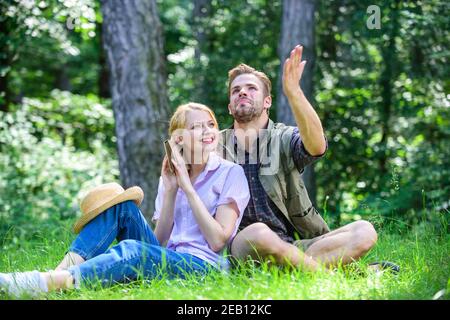 Couple de soulmates à une date romantique. Couple romantique les étudiants aiment les loisirs regardant vers le haut observant le fond de la nature. Romantique date à la prairie verte. Couple amoureux passer des loisirs dans le parc ou la forêt. Banque D'Images