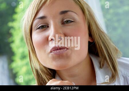 Girl blowing a kiss Banque D'Images