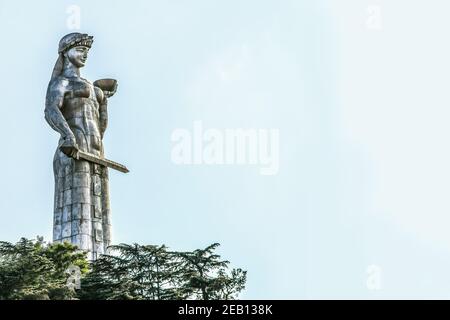 8-5-2019 Tbilissi Géorgie -mère de Géorgie - Kartlis Deda - Un monument à Tbilissi, capitale de la Géorgie - statue de métal Crête Sololaki de la femme greetin Banque D'Images