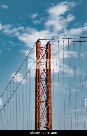 Pont en fer rouge avec image de stock de ciel. Banque D'Images