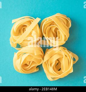 Nid de fettuccine de pâtes italiennes crues. Spaghetti Tagliatelle niche vue de dessus Banque D'Images