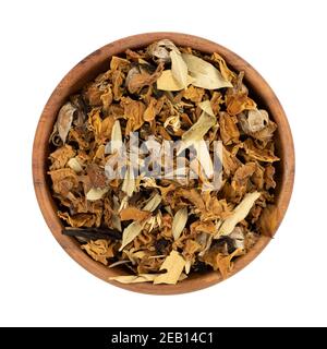 Tisane séchée avec fleurs, baies, fruits isolés sur fond blanc Banque D'Images