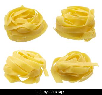 Spaghetti Tagliatelle niche vue de dessus. Les pâtes italiennes fettuccine nids isolés sur fond blanc. Banque D'Images