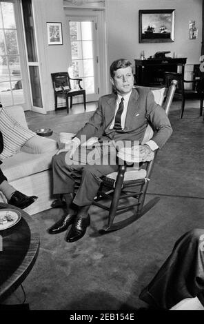 Le président américain John Kennedy, assis portrait dans la chaise berçante, Maison Blanche, Washington, D.C., États-Unis, Warren K. Leffler, 24 octobre 1962 Banque D'Images