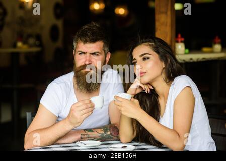 Couple savourez un espresso chaud. Faites une pause pour prendre un café et rêver de choses agréables. Profitez de chaque instant. Un couple boit un café noir expresso au café. Tradition du café du matin. Ambiance rêveuse. Banque D'Images