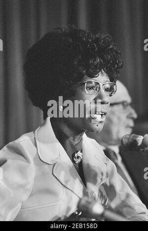 Shirley Chisholm, membre du Congrès de l'État de New York, parle à microphone, Washington, D.C., États-Unis, Warren K. Leffler, 24 mai 1971 Banque D'Images