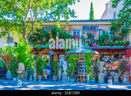 L'ISLE-SUR-LA-SORGUE, FRANCE, 24 JUIN 2017 : un magasin de jardinage l'Isle sur la Sorgue en France Banque D'Images