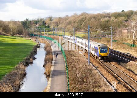 British Rail train Civity classe 331 composé de deux ensembles de 3 voitures avec 331 012 en vue sur le sentier de la vallée de Middlebrook en direction de Lostock. Bolton, Royaume-Uni Banque D'Images