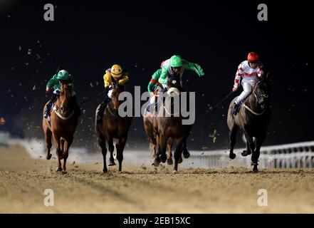 Kind Review monté par Tom Eaves (deuxième à droite) sur leur chemin pour gagner le Betway handicap à l'hippodrome de Newcastle. Date de la photo : jeudi 11 février 2021. Banque D'Images