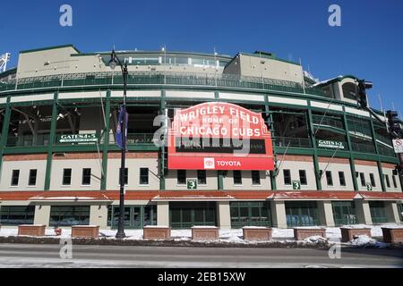 Vue générale de Wrigley Field et panneau de marquise rouge à l'entrée principale, le dimanche 7 février 2021, à Chicago. Le stade est le stade des Chicago Cubs. Banque D'Images