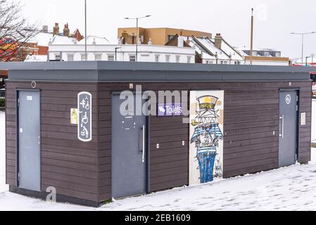 Bloc de toilettes à Southend on Sea, Essex, Royaume-Uni, avec la neige de Storm Darcy. Changer de lieu installations sanitaires avec des aides pour les besoins accessibles Banque D'Images