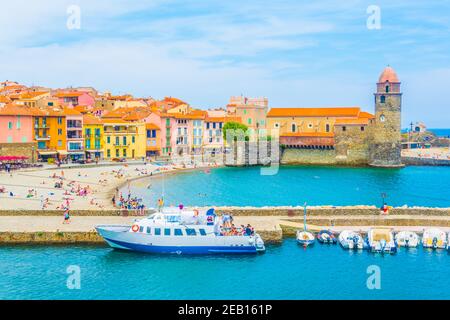 COLLIOURE, FRANCE, 26 JUIN 2017 : Église notre-Dame des Anges et port de Collioure, France Banque D'Images